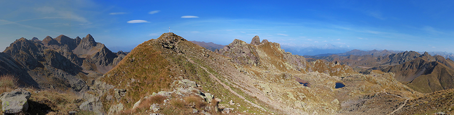 Vista panoramica sulla Cima di Val Pianella (2349 m) al centro della foto , costiera del Trona a sx e Pizzo di Tronella a sx